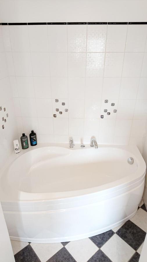 Riga City Center Quiet Apartment With Free Private Parking Eksteriør billede