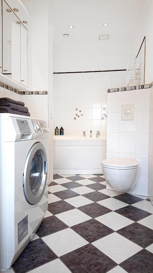 Riga City Center Quiet Apartment With Free Private Parking Eksteriør billede